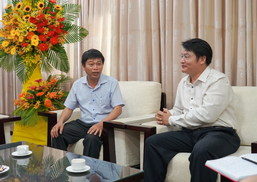 Ông Huỳnh Minh Hải tới thăm và chúc mừng báo Pháp Luật TP.HCM nhân ngày 21-6. ẢNH: MINH HOÀNG Ông Huỳnh Minh Hải tới thăm và chúc mừng báo Pháp Luật TP.HCM nhân ngày 21-6. ẢNH: MINH HOÀNG