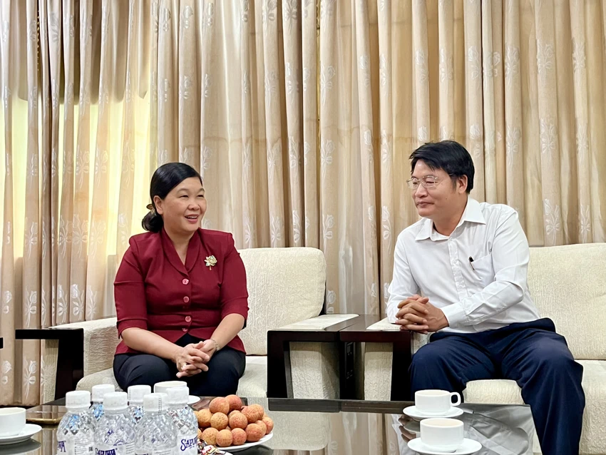 Bà Hoàng Thị Tố Nga - Phó Bí thư thường trực quận uỷ Quận 1 và ông Đinh Đức Thọ, Phó Tổng Biên Tập Báo Pháp Luật TP.HCM trong buổi gặp mặt. Ảnh: PV Bà Hoàng Thị Tố Nga - Phó Bí thư thường trực quận uỷ Quận 1 và ông Đinh Đức Thọ, Phó Tổng Biên Tập Báo Pháp Luật TP.HCM trong buổi gặp mặt. Ảnh: PV