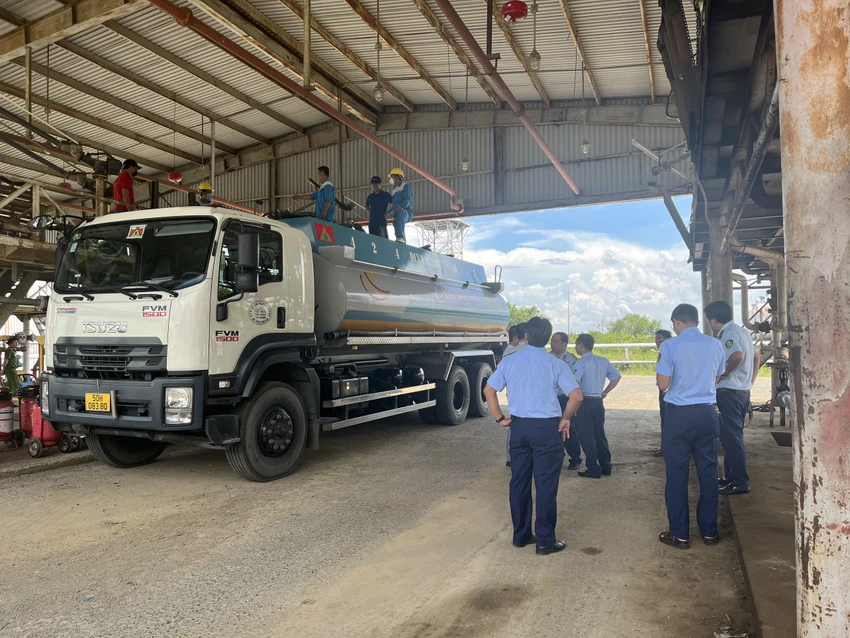 Một cây xăng tại quận 12 bị buộc tái chế 10.119 lít xăng RON 95-III có chất lượng không phù hợp theo quy định và xử phạt vi phạm hành chính các lỗi vi phạm khác. Ảnh: QLTT TP.HCM Một cây xăng tại quận 12 bị buộc tái chế 10.119 lít xăng RON 95-III có chất lượng không phù hợp theo quy định và xử phạt vi phạm hành chính các lỗi vi phạm khác. Ảnh: QLTT TP.HCM