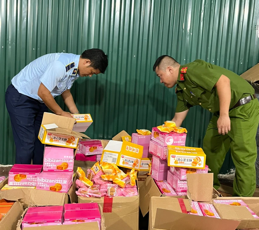 Cơ quan chức năng thu giữ hơn 4.600 chiếc bánh trung thu không rõ nguồn gốc. ẢNH: Tổng cục QLTT Cơ quan chức năng thu giữ hơn 4.600 chiếc bánh trung thu không rõ nguồn gốc. ẢNH: Tổng cục QLTT