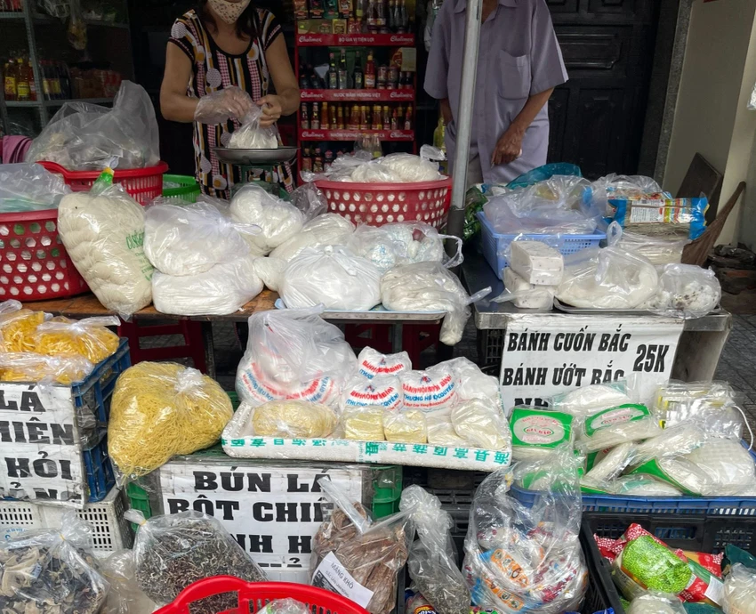 Các sản phẩm khô, đồ chay như tàu hũ ky, nấm, măng... thu hút người tiêu dùng trong dịp tháng 7 âm lịch. Ảnh: HẠ QUYÊN