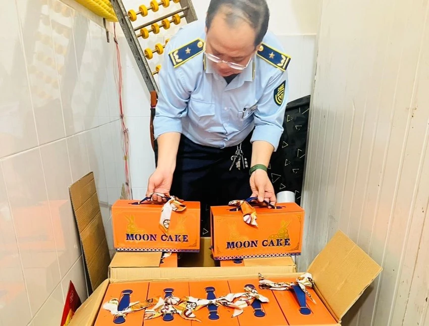 Cơ quan chức năng đang tạm giữ 200 cái bánh trung thu hiệu KK Lava Custard, không hóa đơn chứng từ chứng minh nguồn gốc. Ảnh: QLTT TP.HCM Cơ quan chức năng đang tạm giữ 200 cái bánh trung thu hiệu KK Lava Custard, không hóa đơn chứng từ chứng minh nguồn gốc. Ảnh: QLTT TP.HCM