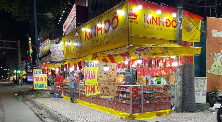 Chưa vào mùa chính thức nhưng bánh trung thu đã "đại hạ giá". Ảnh: THU HÀ Chưa vào mùa chính thức nhưng bánh trung thu đã "đại hạ giá". Ảnh: THU HÀ
