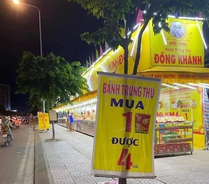 Trên mạng xã hội Facebook, đang lan truyền tấm ảnh lừa thị giác người dùng "mua 1 được 4", nhưng thực chất là 1 hộp thì thường có 4 cái bánh, người mua không được khuyến mãi gì ở đây cả!. Ảnh: Facebook Trên mạng xã hội Facebook, đang lan truyền tấm ảnh lừa thị giác người dùng "mua 1 được 4", nhưng thực chất là 1 hộp thì thường có 4 cái bánh, người mua không được khuyến mãi gì ở đây cả!. Ảnh: Facebook