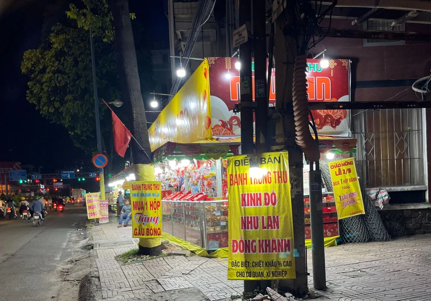 Từ đầu tháng 9 tới nay, điểm bán này đã treo bảng quảng cáo mua bánh tặng gấu bông và giảm giá bánh thương hiệu Đồng Khánh. Ảnh: THU HÀ Từ đầu tháng 9 tới nay, điểm bán này đã treo bảng quảng cáo mua bánh tặng gấu bông và giảm giá bánh thương hiệu Đồng Khánh. Ảnh: THU HÀ