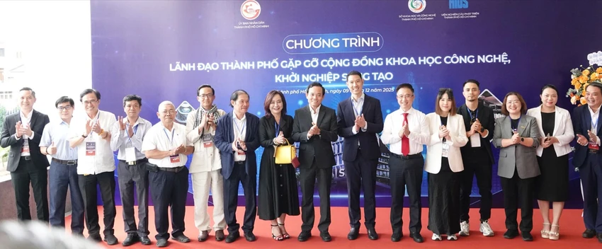 doi-moi-sang-tao_hathu.jpg