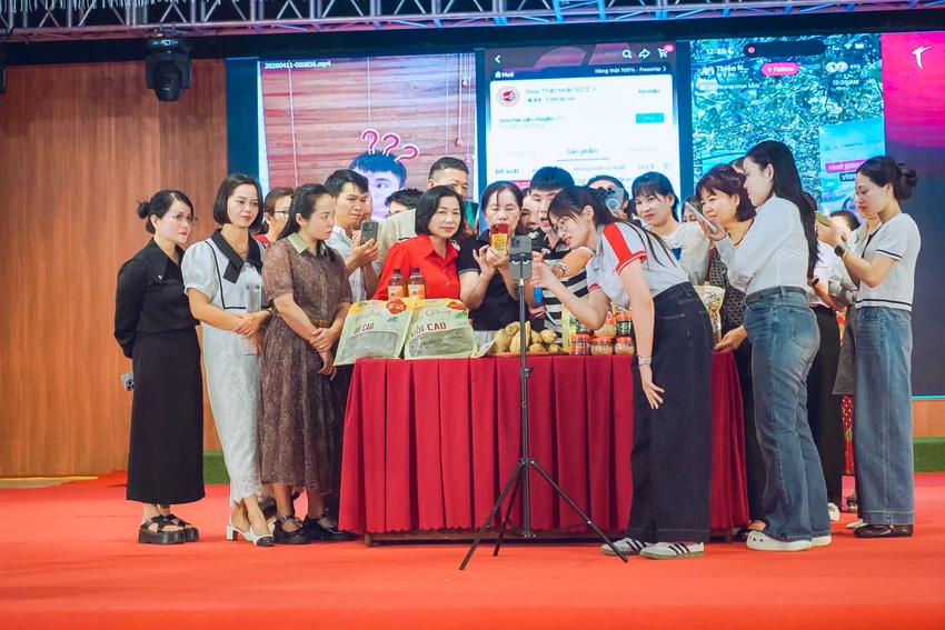 LIVESTREAM_TAPHUAN.jpg