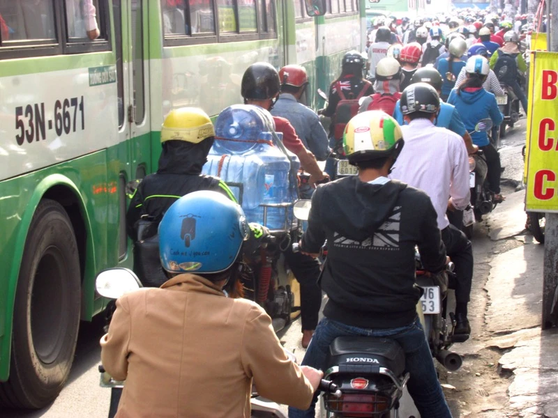 Người Sài Gòn mệt mỏi với 'điệp khúc' kẹt xe hằng ngày ảnh 1 Người Sài Gòn mệt mỏi với 'điệp khúc' kẹt xe hằng ngày ảnh 1