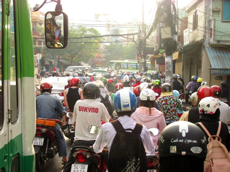 Người Sài Gòn mệt mỏi với 'điệp khúc' kẹt xe hằng ngày ảnh 5 Người Sài Gòn mệt mỏi với 'điệp khúc' kẹt xe hằng ngày ảnh 5