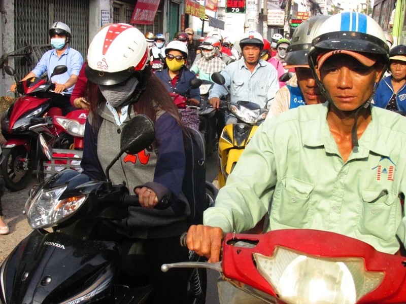 Người Sài Gòn mệt mỏi với 'điệp khúc' kẹt xe hằng ngày ảnh 4 Người Sài Gòn mệt mỏi với 'điệp khúc' kẹt xe hằng ngày ảnh 4