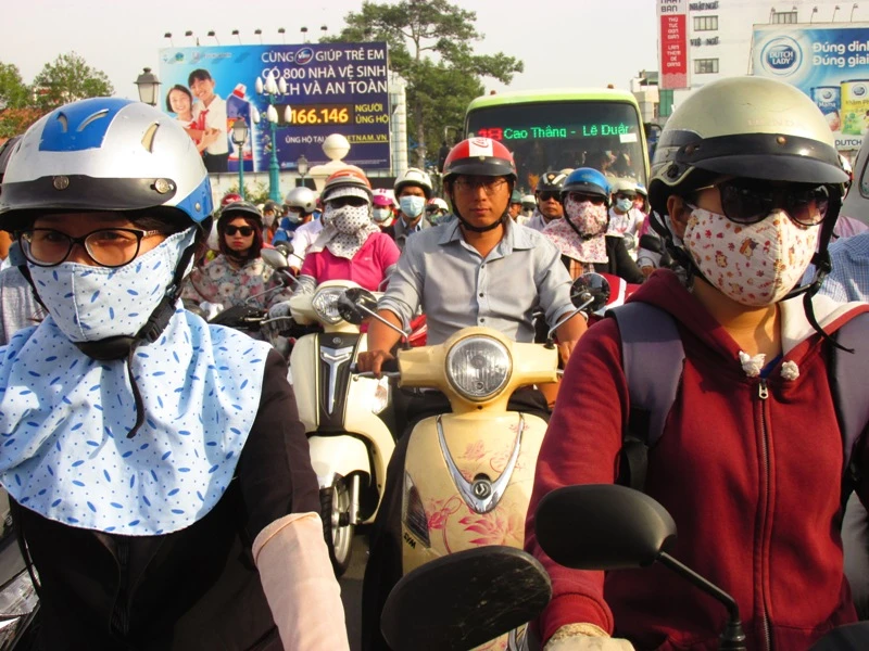 Người Sài Gòn mệt mỏi với 'điệp khúc' kẹt xe hằng ngày ảnh 3 Người Sài Gòn mệt mỏi với 'điệp khúc' kẹt xe hằng ngày ảnh 3