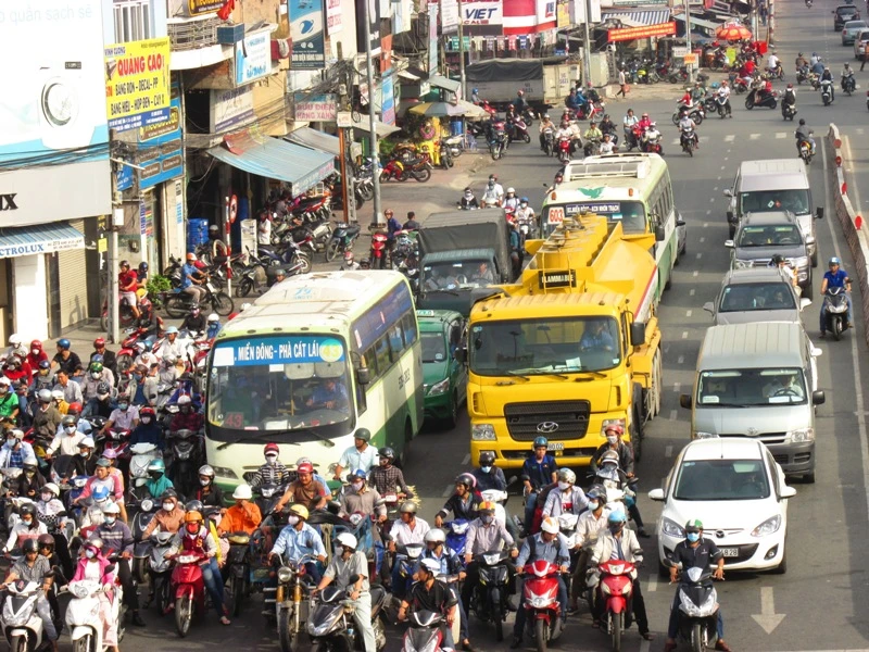 Người Sài Gòn mệt mỏi với 'điệp khúc' kẹt xe hằng ngày ảnh 9 Người Sài Gòn mệt mỏi với 'điệp khúc' kẹt xe hằng ngày ảnh 9