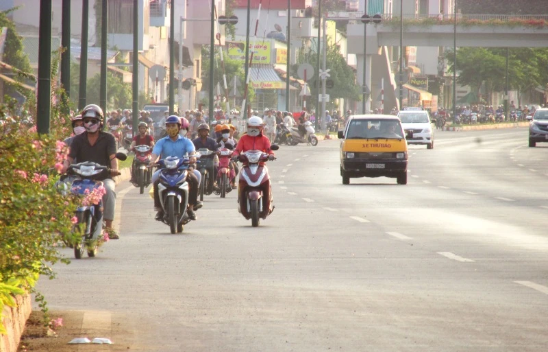 Xe máy tha hồ chạy trong làn ô tô ảnh 1 Xe máy tha hồ chạy trong làn ô tô ảnh 1