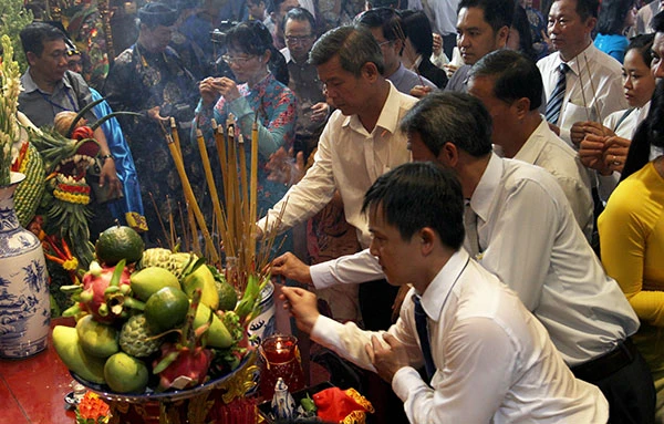 Bí thư Đinh La Thăng dâng hương tưởng niệm các vua Hùng ảnh 13 Bí thư Đinh La Thăng dâng hương tưởng niệm các vua Hùng ảnh 13