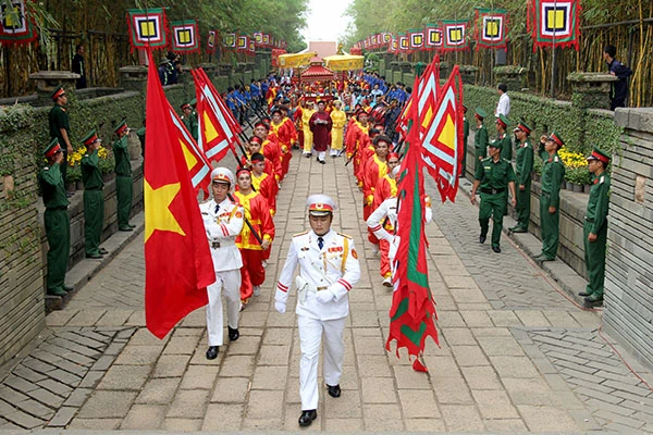 Bí thư Đinh La Thăng dâng hương tưởng niệm các vua Hùng ảnh 6 Bí thư Đinh La Thăng dâng hương tưởng niệm các vua Hùng ảnh 6