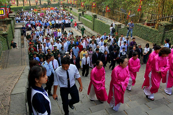Bí thư Đinh La Thăng dâng hương tưởng niệm các vua Hùng ảnh 7 Bí thư Đinh La Thăng dâng hương tưởng niệm các vua Hùng ảnh 7