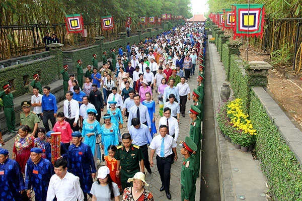 Bí thư Đinh La Thăng dâng hương tưởng niệm các vua Hùng ảnh 8 Bí thư Đinh La Thăng dâng hương tưởng niệm các vua Hùng ảnh 8