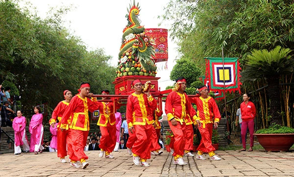 Bí thư Đinh La Thăng dâng hương tưởng niệm các vua Hùng ảnh 9 Bí thư Đinh La Thăng dâng hương tưởng niệm các vua Hùng ảnh 9