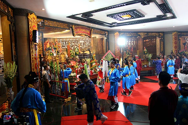 Bí thư Đinh La Thăng dâng hương tưởng niệm các vua Hùng ảnh 11 Bí thư Đinh La Thăng dâng hương tưởng niệm các vua Hùng ảnh 11
