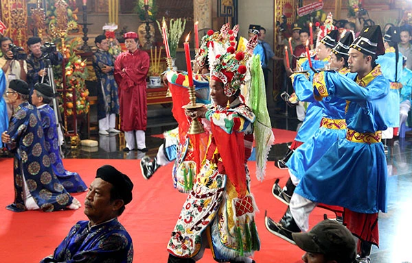 Bí thư Đinh La Thăng dâng hương tưởng niệm các vua Hùng ảnh 10 Bí thư Đinh La Thăng dâng hương tưởng niệm các vua Hùng ảnh 10