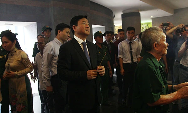 Bí thư Đinh La Thăng dâng hương tưởng niệm các vua Hùng ảnh 2 Bí thư Đinh La Thăng dâng hương tưởng niệm các vua Hùng ảnh 2