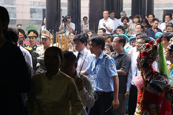 Bí thư Đinh La Thăng dâng hương tưởng niệm các vua Hùng ảnh 12 Bí thư Đinh La Thăng dâng hương tưởng niệm các vua Hùng ảnh 12