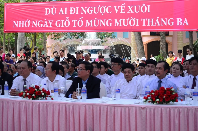 Bí thư Đinh La Thăng dâng hương tưởng niệm các vua Hùng ảnh 14 Bí thư Đinh La Thăng dâng hương tưởng niệm các vua Hùng ảnh 14