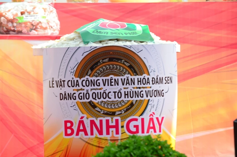 Bí thư Đinh La Thăng dâng hương tưởng niệm các vua Hùng ảnh 17 Bí thư Đinh La Thăng dâng hương tưởng niệm các vua Hùng ảnh 17