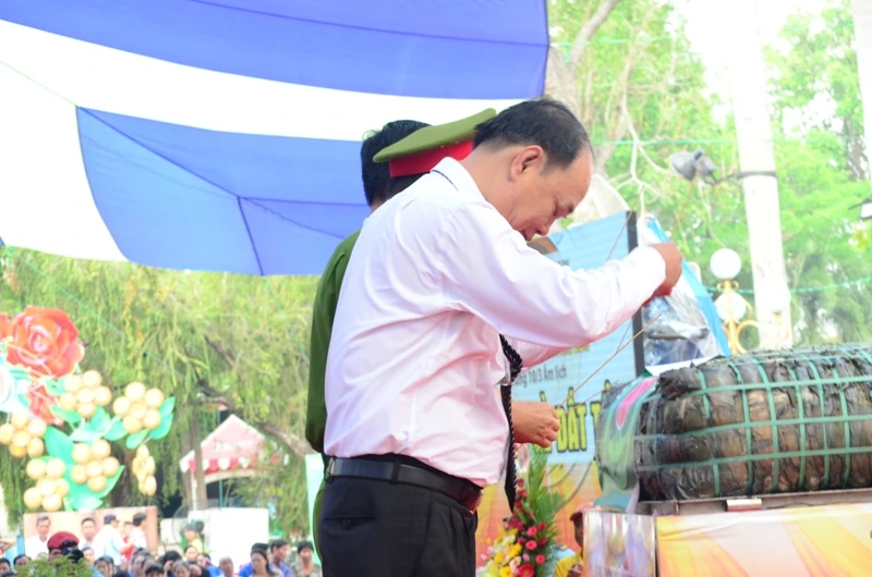 Bí thư Đinh La Thăng dâng hương tưởng niệm các vua Hùng ảnh 16 Bí thư Đinh La Thăng dâng hương tưởng niệm các vua Hùng ảnh 16