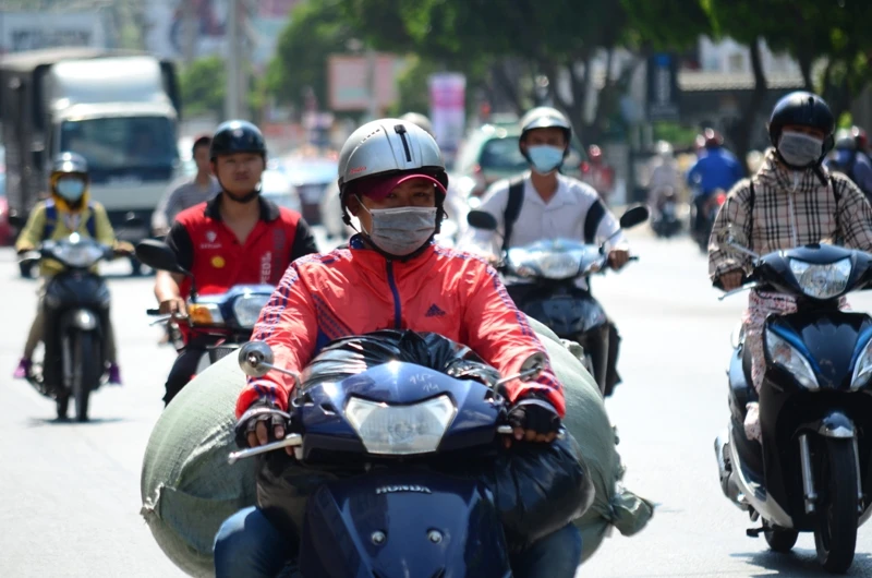 Người Sài Gòn chống chọi với nắng nóng ảnh 6