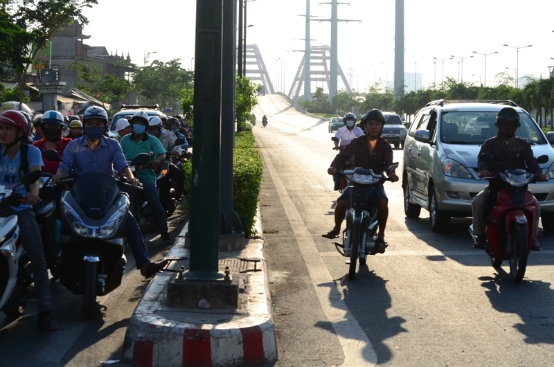 Xe máy được chạy vào làn ô tô trên đường Phạm Văn Đồng ảnh 4 Xe máy được chạy vào làn ô tô trên đường Phạm Văn Đồng ảnh 4