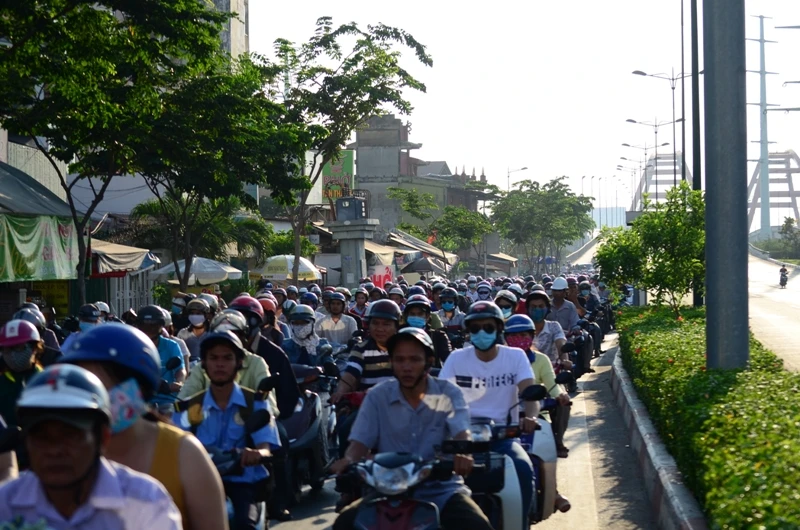 Xe máy được chạy vào làn ô tô trên đường Phạm Văn Đồng ảnh 3 Xe máy được chạy vào làn ô tô trên đường Phạm Văn Đồng ảnh 3