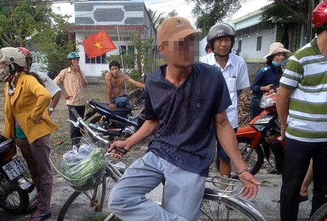 2 vợ chồng nghi bắt cóc sẽ kiện công an ảnh 2 'Bắt nhầm' 2 vợ chồng vì nghi bắt cóc trẻ em - ảnh 2