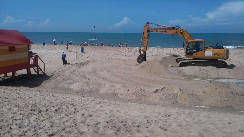 Vẫn xử phạt người lái xe cào cát làm sạch bãi biển ảnh 1