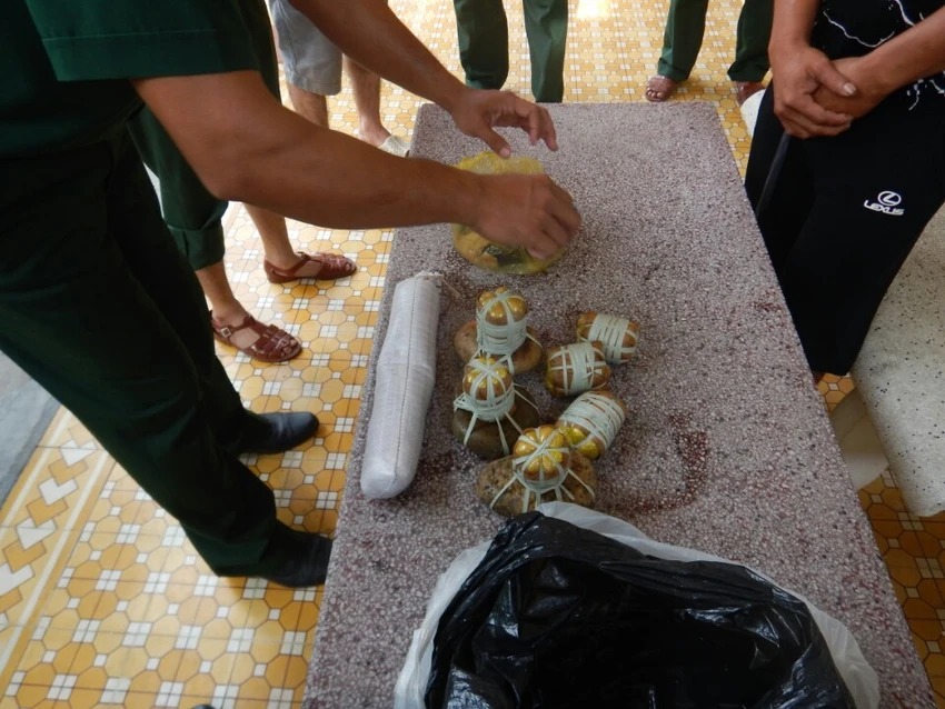 Bắt 2,1 kg thuốc nổ định đánh cá trên biển Hòn Cau ảnh 2 Bắt 2,1 kg thuốc nổ định đánh cá trên biển Hòn Cau ảnh 2