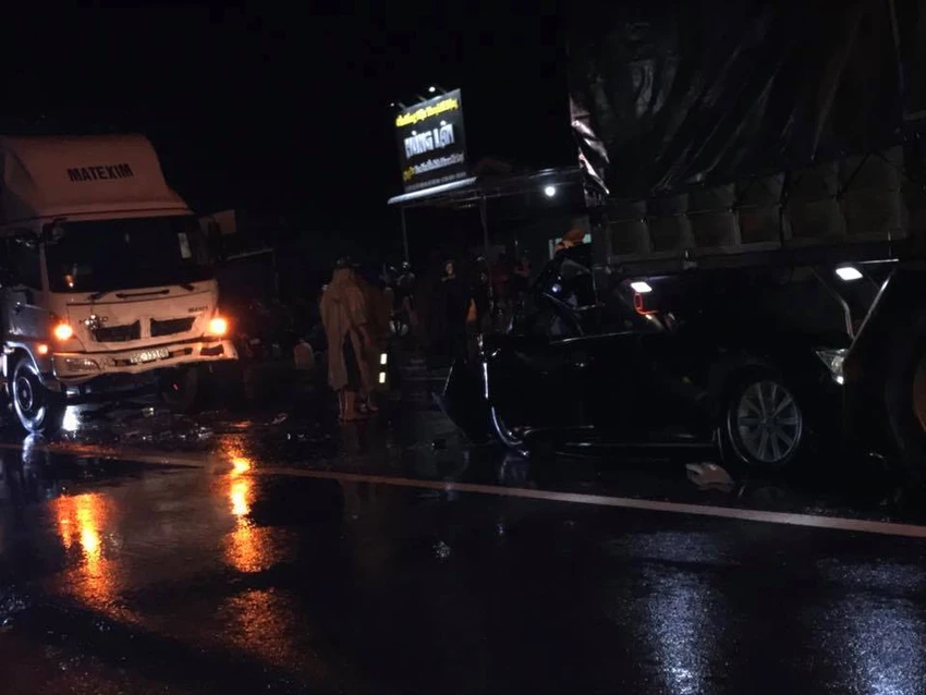 2 sĩ quan công an tử nạn trên xe Camry ảnh 2 2 sĩ quan công an tử nạn trên xe Camry ảnh 2