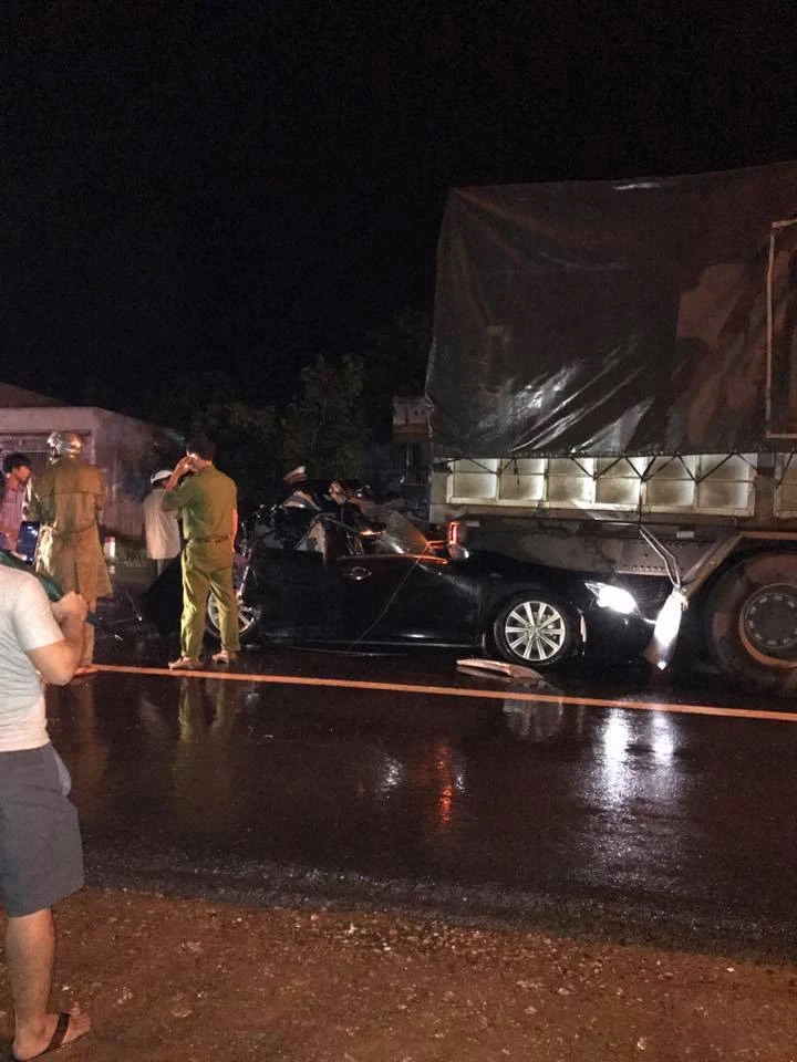 2 sĩ quan công an tử nạn trên xe Camry ảnh 3 2 sĩ quan công an tử nạn trên xe Camry ảnh 3