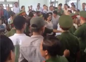 Tòa không thể tuyên án vì vành móng ngựa bị 'bao vây'