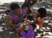 Gia đình 'người rừng' Srín đã trở về làng