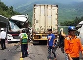 Xe khách đối đầu xe container, 11 người bị thương