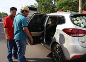 Thanh niên dùng dao tự sát trên xe taxi