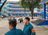Rơi từ lầu 3 trong trường đại học xuống đất tử vong