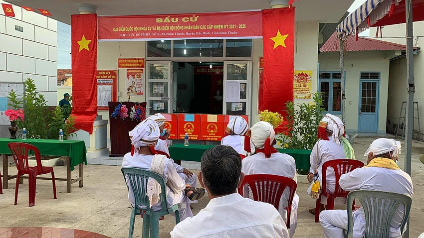 Cử tri đồng bào Chăm ở Bình Thuận mặc trang phục đẹp đi bầu cử ảnh 4