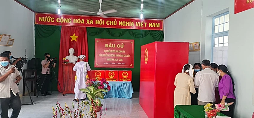 Cử tri đồng bào Chăm ở Bình Thuận mặc trang phục đẹp đi bầu cử ảnh 5