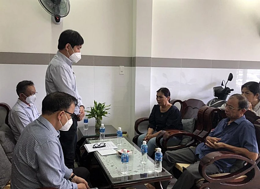 Đại diện Trường Đại học Nông lâm TPHCM đến thông báo với gia đình. Ảnh PĐ Đại diện Trường Đại học Nông lâm TPHCM đến thông báo với gia đình. Ảnh PĐ