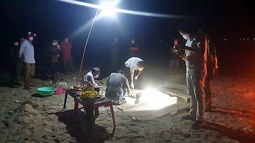 Thi thể người đàn ông được đưa vào bờ. Ảnh PĐ Thi thể người đàn ông được đưa vào bờ. Ảnh PĐ