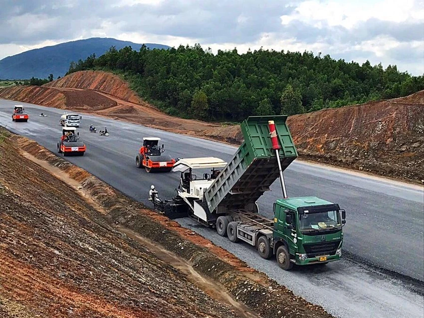 Thi công đoạn cao tốc Phan Thiết-Dầu Giây. Thi công đoạn cao tốc Phan Thiết-Dầu Giây.