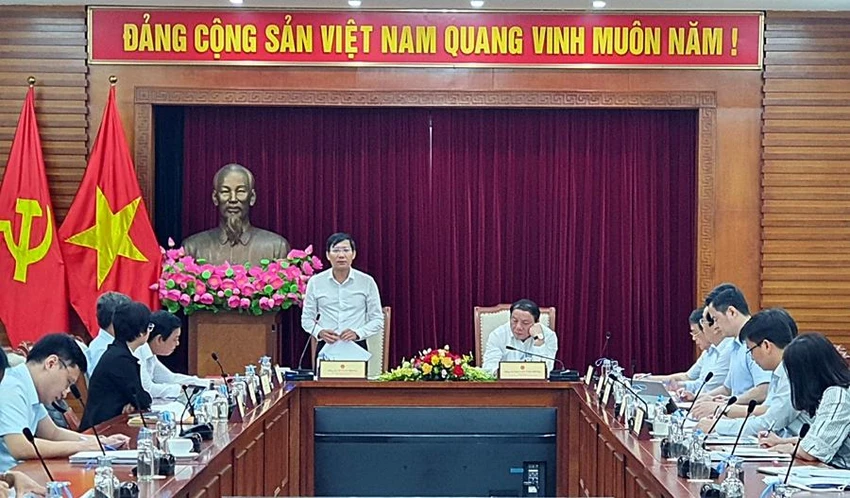 Ông Lê Tuấn Phong báo cáo tại buổi làm việc. Ông Lê Tuấn Phong báo cáo tại buổi làm việc.
