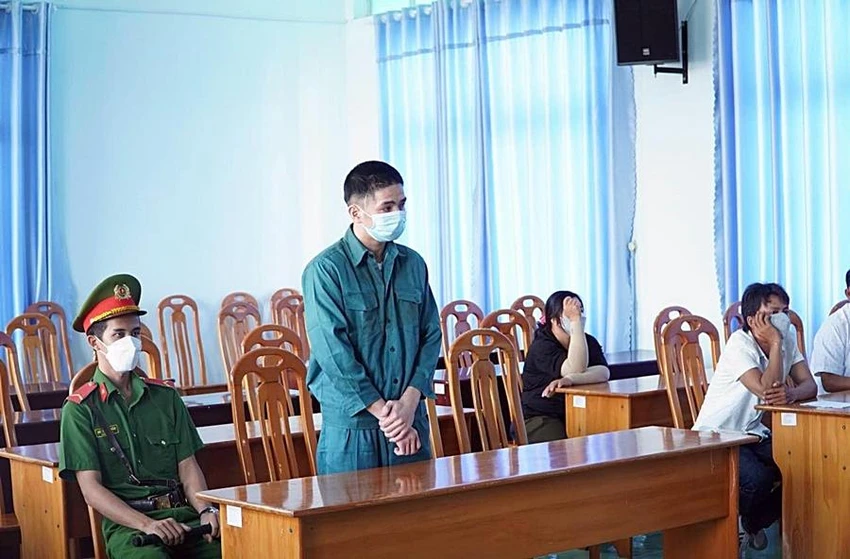 Bị cáo Nguyễn Thanh Hưng nghe tòa tuyên án. Ảnh: ĐP Bị cáo Nguyễn Thanh Hưng nghe tòa tuyên án. Ảnh: ĐP