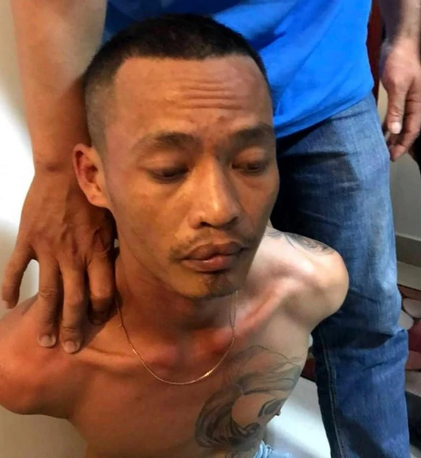 Hùng sứt thời điểm bị bắt. Ảnh PĐ.